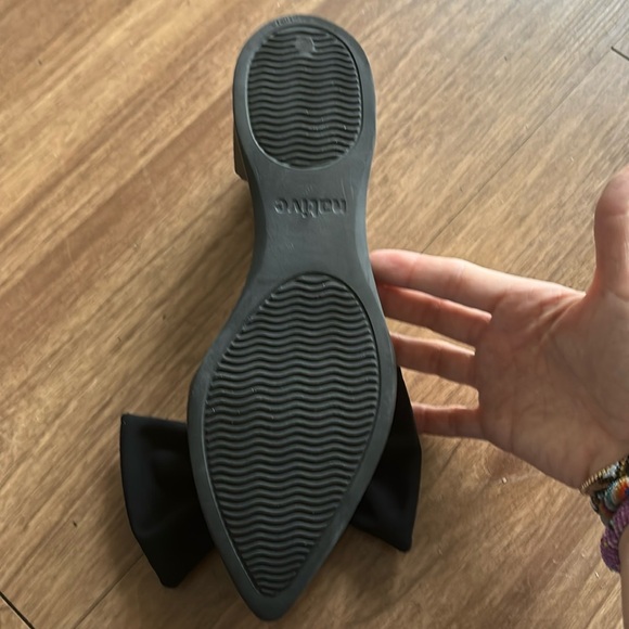 Native x Beth Richards W9. Bow - Picture 2 of 3